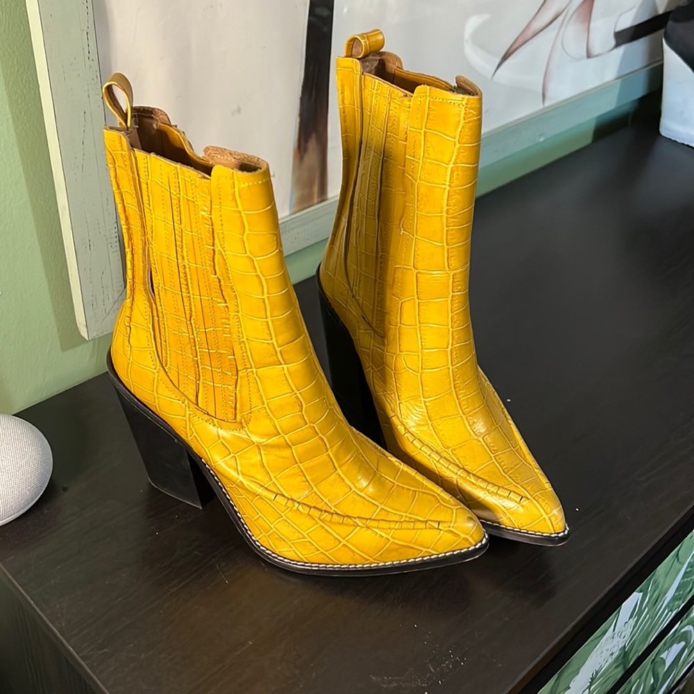 Spanish leather 🐊 mustard above ankle boots